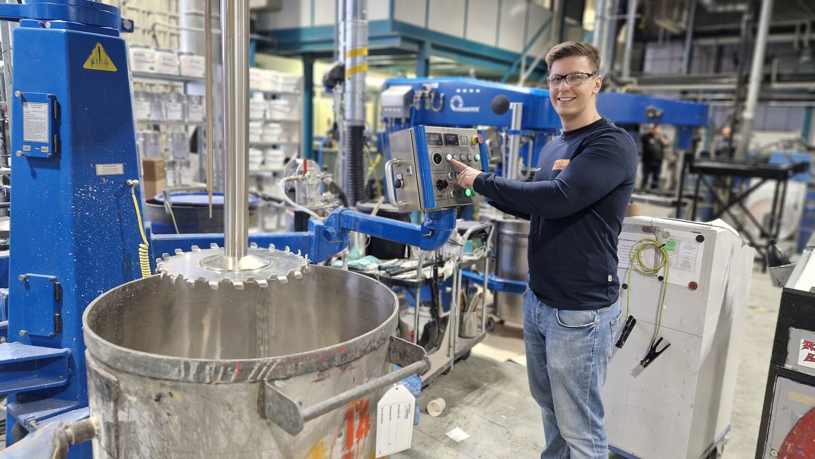 Bedienung des Dissolvers in der Produktion